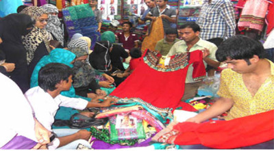 টঙ্গীবাড়ীতে ক্রেতা সাধারণের পদচারণায় মুখরিত মার্কেটগুলো