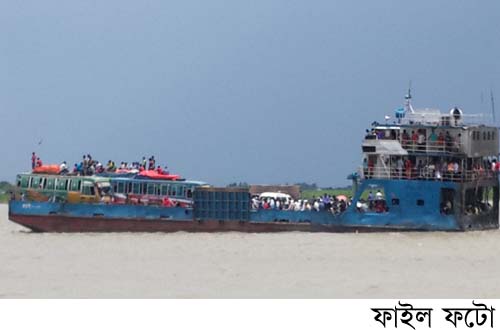 তলায় ফাটল নিয়েই পদ্মা পাড়ি দিল ফেরি : অল্পের জন্য ৪ শতাধিক যাত্রী ও বহু গাড়ি রক্ষা