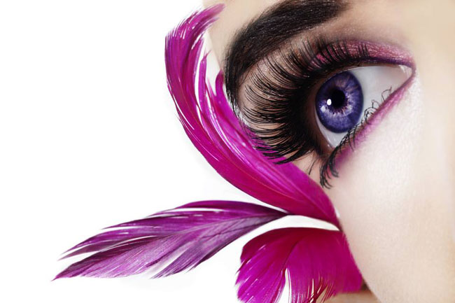 প্রয়োজন বা ফ্যাশনে কন্টাক্ট লেন্স