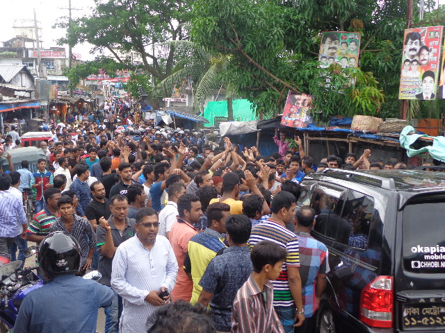 শ্রীনগরে যুবলীগ ও ছাত্রলীগ নেতার বাড়িতে পুলিশের তল্লাশী