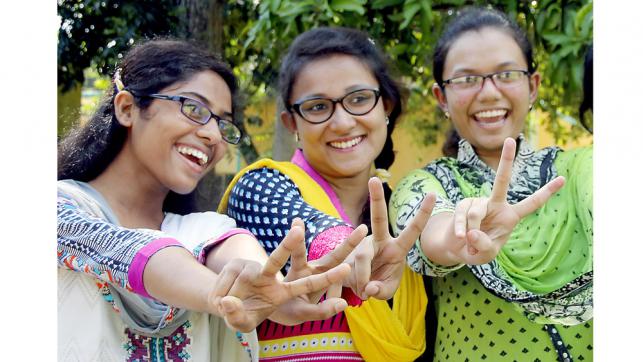 পাসে ছাত্রীরা, জিপিএ-৫ এ ছাত্ররা এগিয়ে