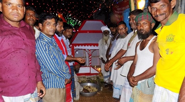 মুন্সীগঞ্জে খাজা ভক্তরা নদীপথে শান্তি কামনায় ভেলা ভাসালো