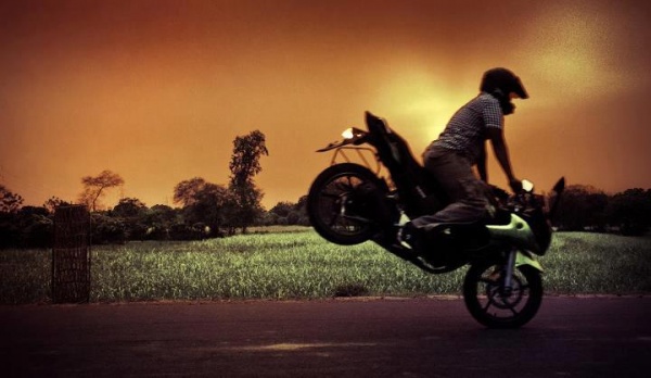 সেতুর ওপর মোটরসাইকেল রেস, প্রাণশঙ্কায় এলাকাবাসী