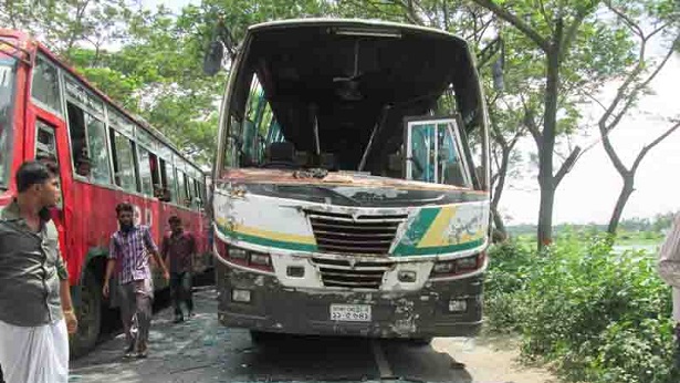 শ্রীনগরে বাস-মাইক্রোবাস সংঘর্ষে আহত ৭; সড়ক অবরোধ