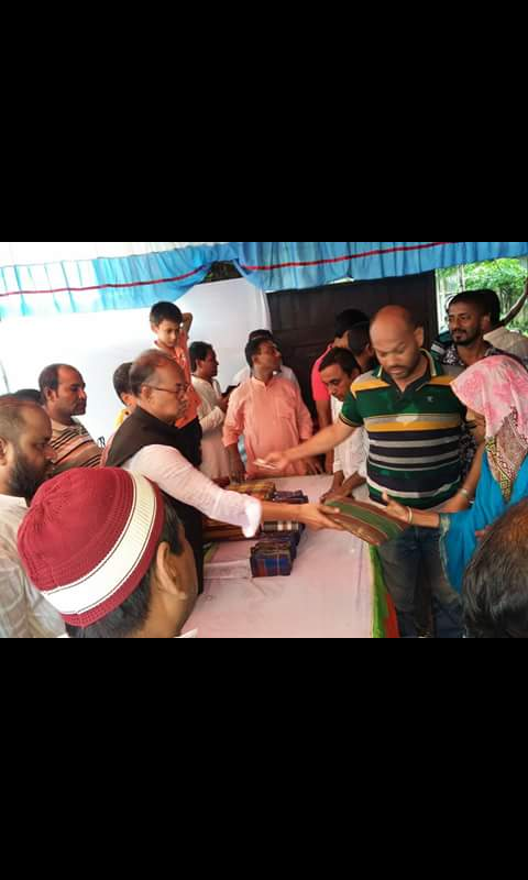 মুন্সিগঞ্জে ৯হাজার পরিবারের মাঝে সাংসদ মৃণালের ঈদ বস্র বিতরণ