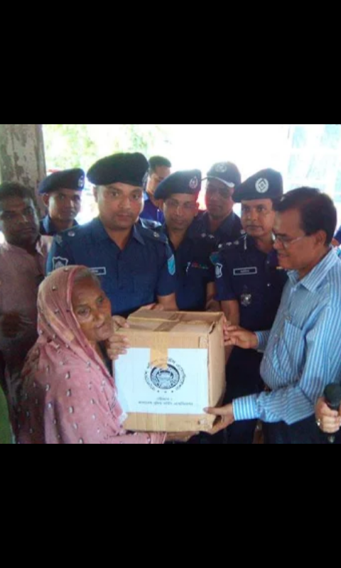 পুলিশের উদ্যোগে মুন্সিগঞ্জে বন্যার্ত বেদেদের মাঝে ত্রাণ বিতরণ
