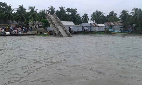 হিংস্র পদ্মার থাবা দোহারে!