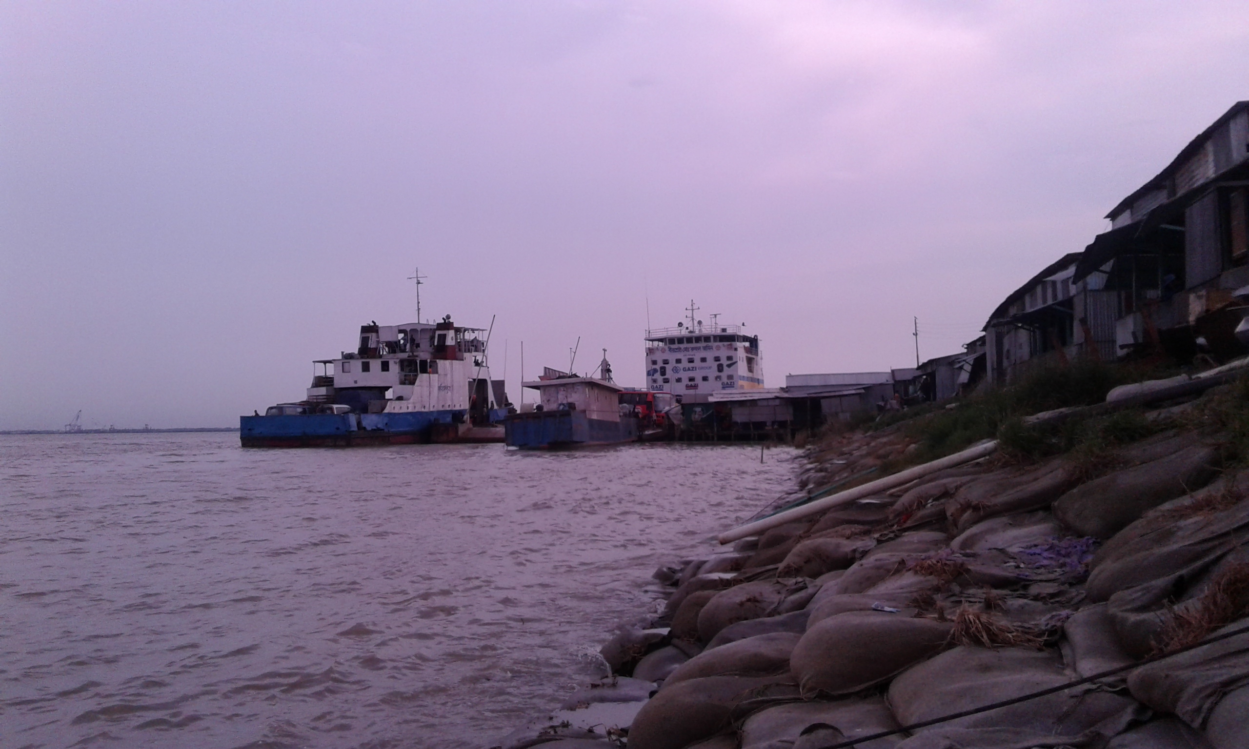 সাতশো গাড়ি অাটকা পড়ে অাছে শিমুলিয়া ঘাটে