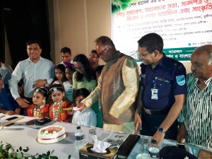 ডিসি ও এসপি কে পাশে রেখে কেক কাটছেন অনুষ্ঠানের প্রধান অতিথি এম.পি মৃণাল। ছবিঃ অামার বিক্রমপুর।