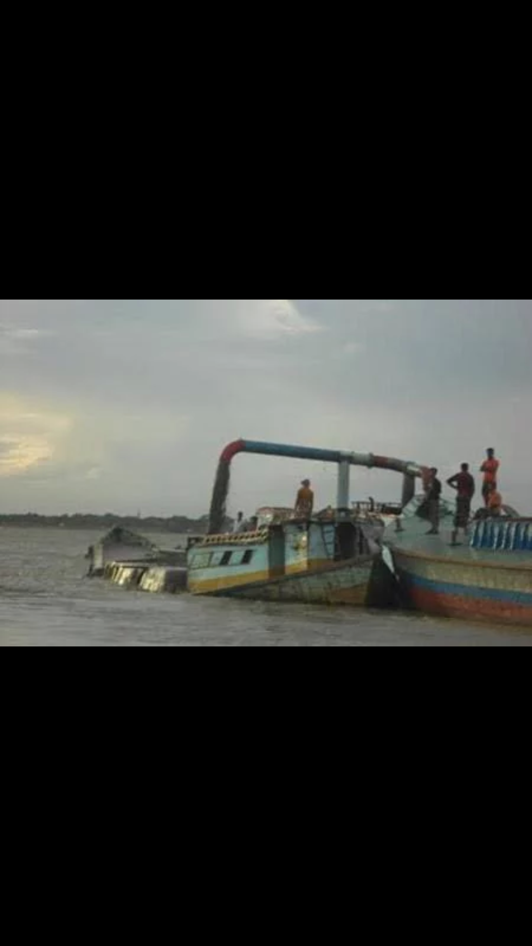 গজারিয়ায় অবৈধভাবে বালু উত্তোলনকালে ড্রেজার অাটক, অাহত ৫