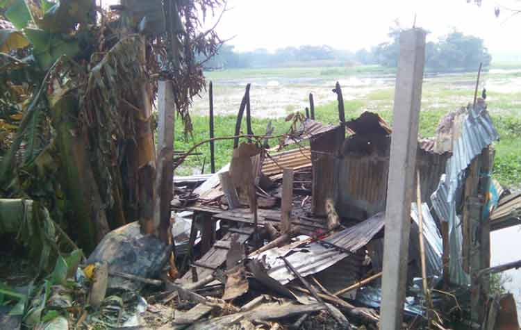 শ্রীনগরে ৪টি বসতঘর পুড়িয়ে দিয়েছে সন্ত্রাসীরা