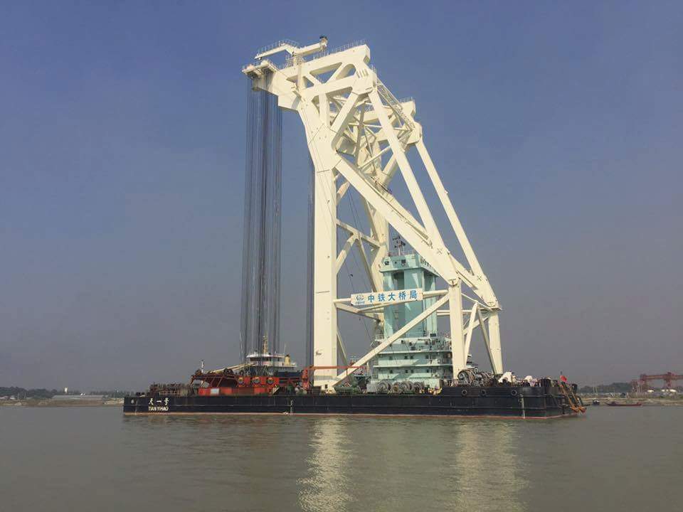 পদ্মা সেতু প্রকল্পে ৩৬০০ টন ধারণক্ষমতার ক্রেন পৌছেছে