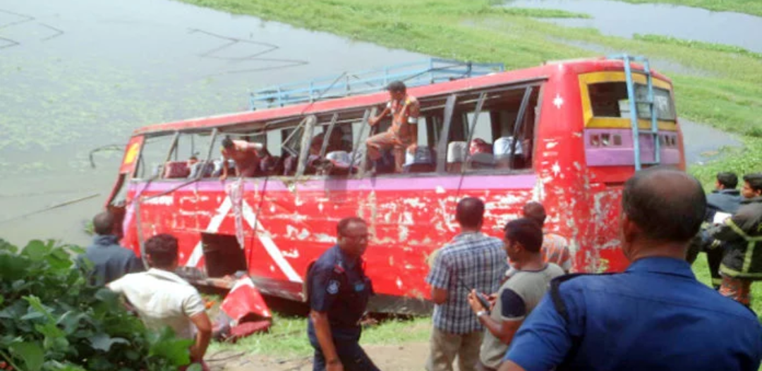 মুন্সিগঞ্জে বাস উল্টে খাদে পড়ে ১ নারী নিহত