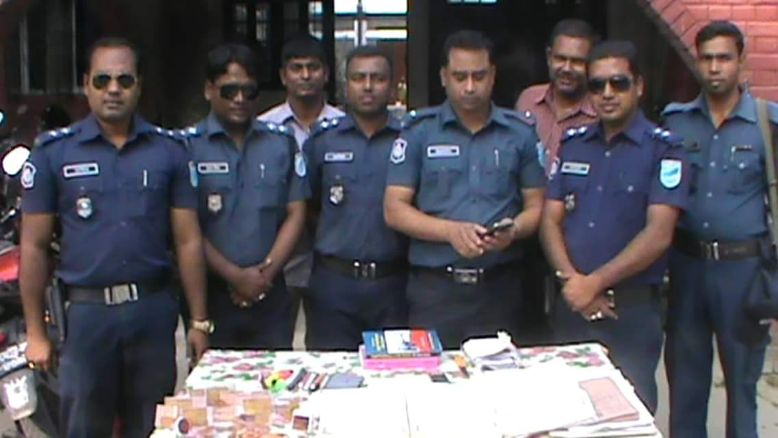 সিরাজদিখানে পুলিশের অভিযানে ১২শ’ দেশীয় অস্ত্র, নকল সীল, নকল ষ্ট্যাম্প উদ্ধার