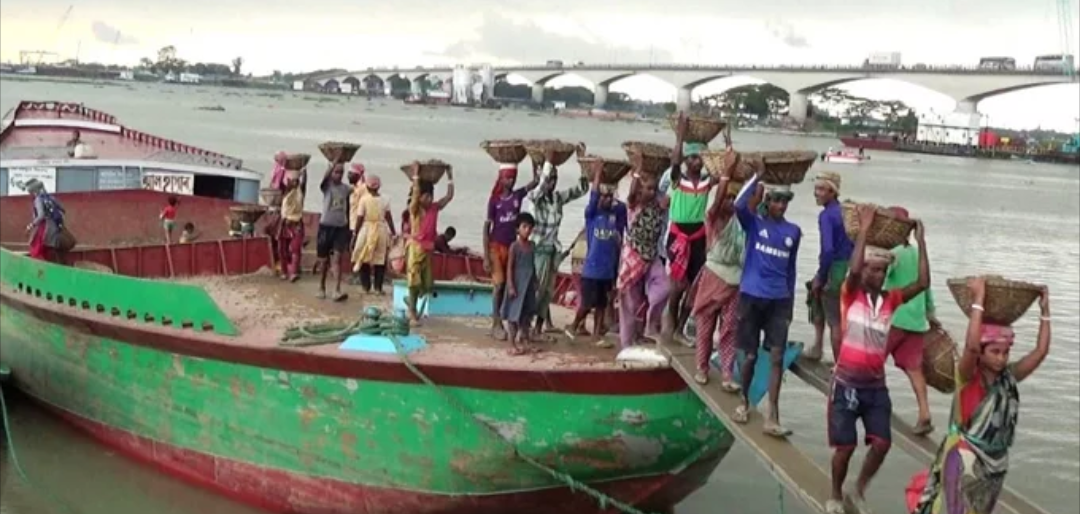 মুন্সিগঞ্জে শ্রমিক দিবসেও থেমে নেই শ্রমিকদের কর্মব্যস্ততা