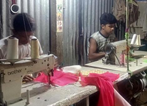 জাতীয় পর্যায়ে শিশুদের পোশাক যোগান দিচ্ছে মুন্সিগঞ্জের কুটির শিল্প