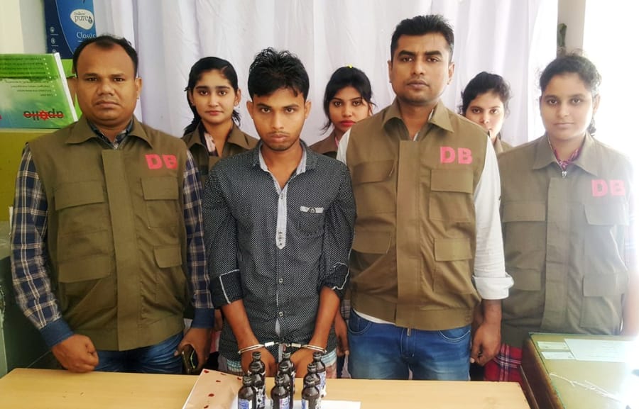 মুন্সিগঞ্জে ১০ বোতল ফেনসিডিলসহ ডিবির হাতে যুবক আটক