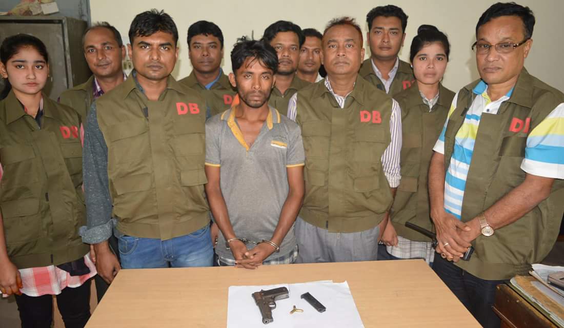 মুন্সিগঞ্জে চরাঞ্চল থেকে অস্র সহ ডিবির হাতে যুবক অাটক