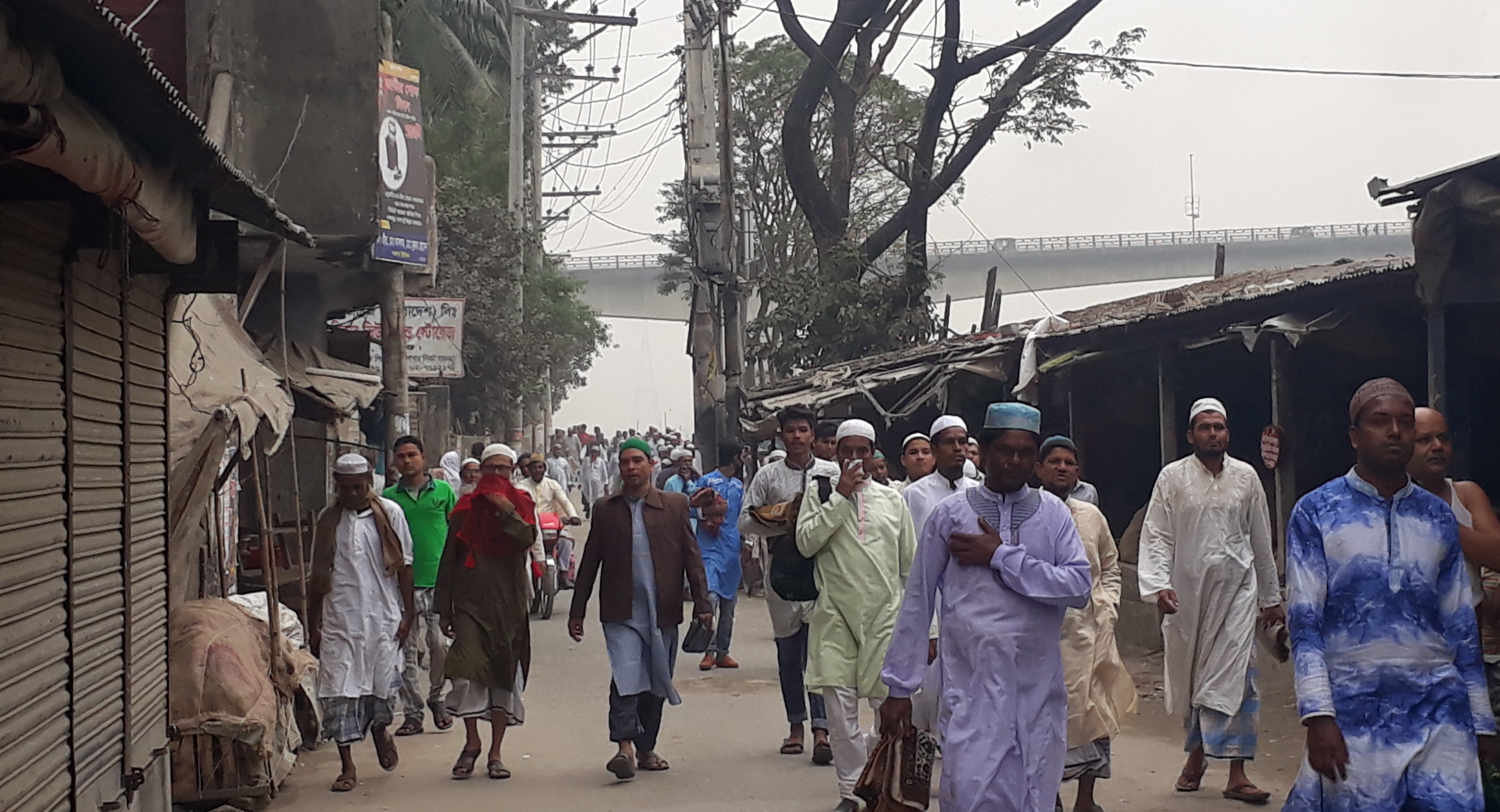 মুন্সিগঞ্জে অাঞ্চলিক ইজতেমার জুমার জামাতে মুসল্লির ঢল