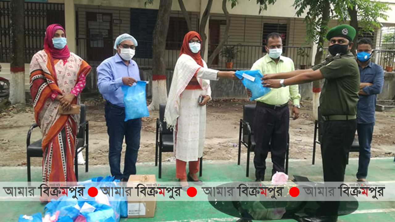 শ্রীনগরে কর্মকর্তাদের মধ্যে করোনা প্রতিরোধী সরঞ্জাম প্রদান