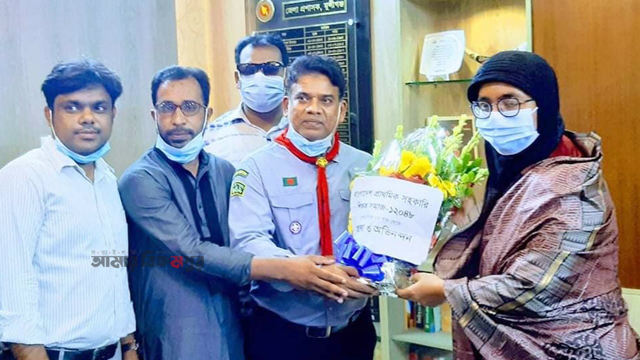 মুন্সিগঞ্জের নতুন ডিসিকে প্রাথমিক সহকারি শিক্ষক সমাজের ফুলের শুভেচ্ছা