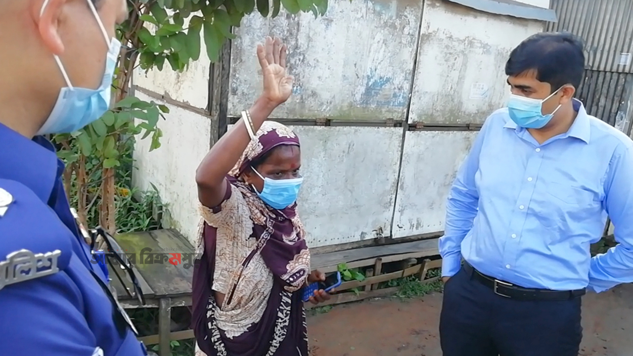 ৩৩৩ নম্বরে কল দিয়ে খাদ্য সহায়তা পেয়ে ‘শেখ হাসিনাকে ধন্যবাদ’ জানালেন বৃদ্ধা