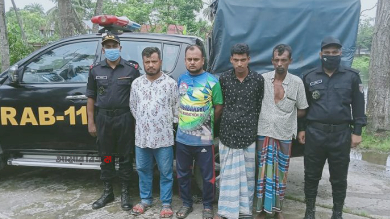 মুন্সিগঞ্জে ১০ লাখ টাকার চোরাই তেল-মবিলসহ ৪ জন আটক