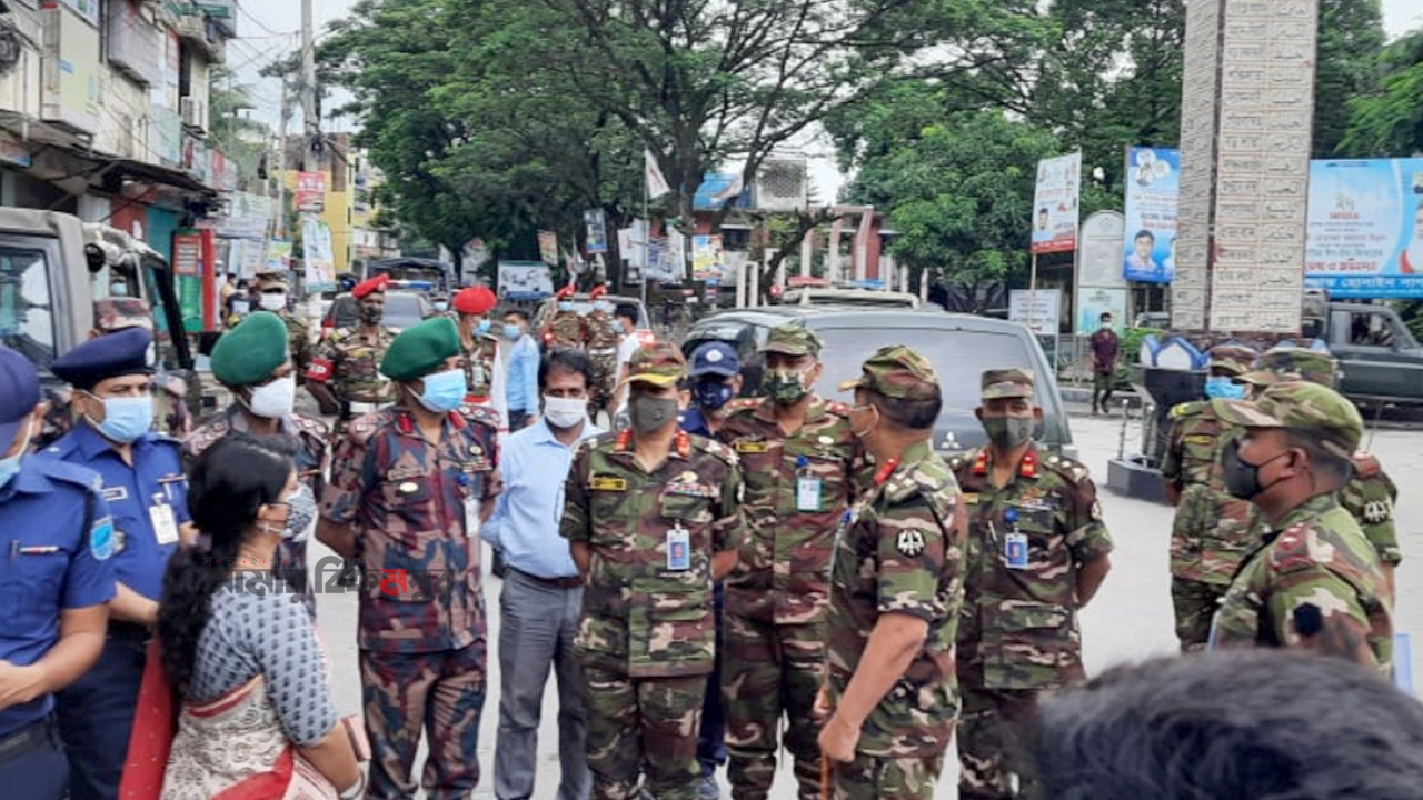 মুন্সিগঞ্জে সেনাবাহিনীর টহল কার্যক্রম পরিদর্শনে মেজর শাহীনুল