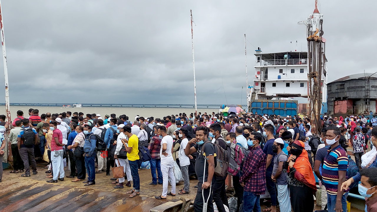 শিমুলিয়া ঘাট: সকালে যাত্রীর চাপ, দুপুরে ফেরি বন্ধ