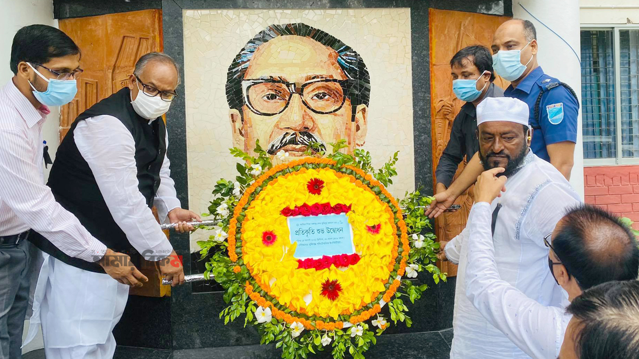 মুন্সিগঞ্জে বঙ্গবন্ধুর ম্যুরাল উদ্বোধন