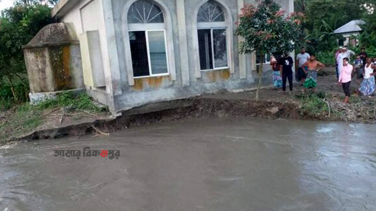 মুন্সিগঞ্জে নদীর ভাঙনে বিলীনের পথে নির্মানাধীন মসজিদ