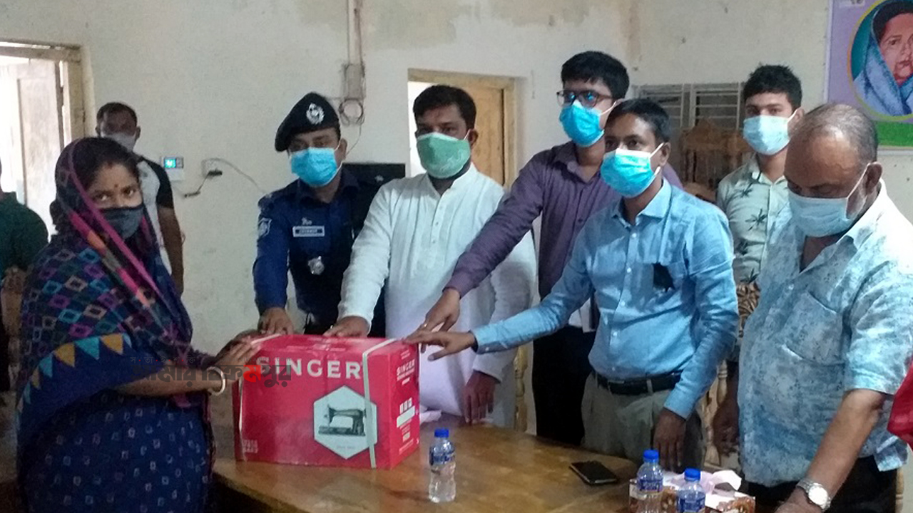 বঙ্গমাতা’র জন্মবার্ষিকী উদযাপন উপলক্ষে সিরাজদিখানে আলোচনা সভা, সেলাই মেশিন বিতরণ ও অনুদান প্রদান