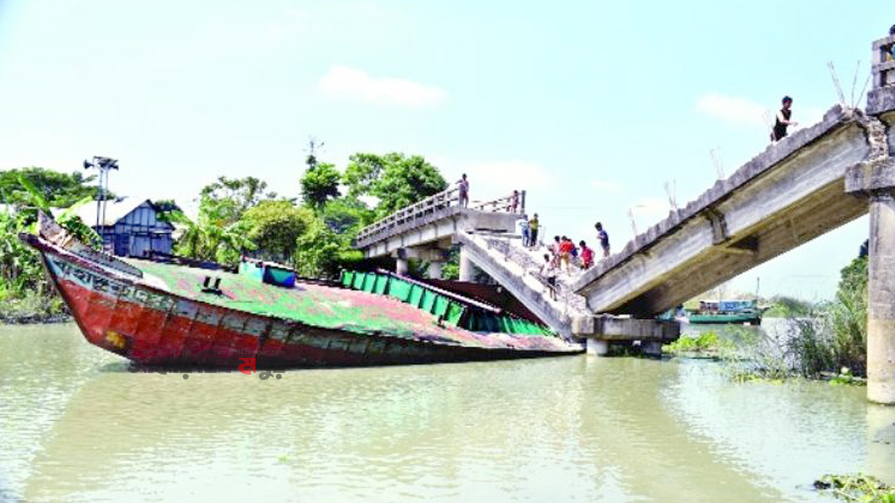 মুন্সিগঞ্জ: বালু ব্যবসার সুবিধায় সেতুই ভেঙে দিলো সিন্ডিকেট