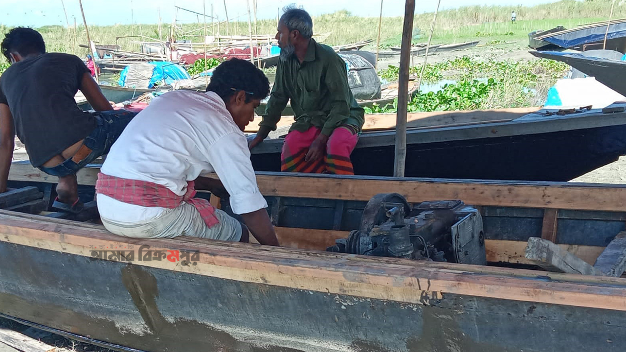 নিষেধাজ্ঞায় পদ্মায় ইলিশ ধরতে প্রস্তুত ৩ শতাধিক নৌকা