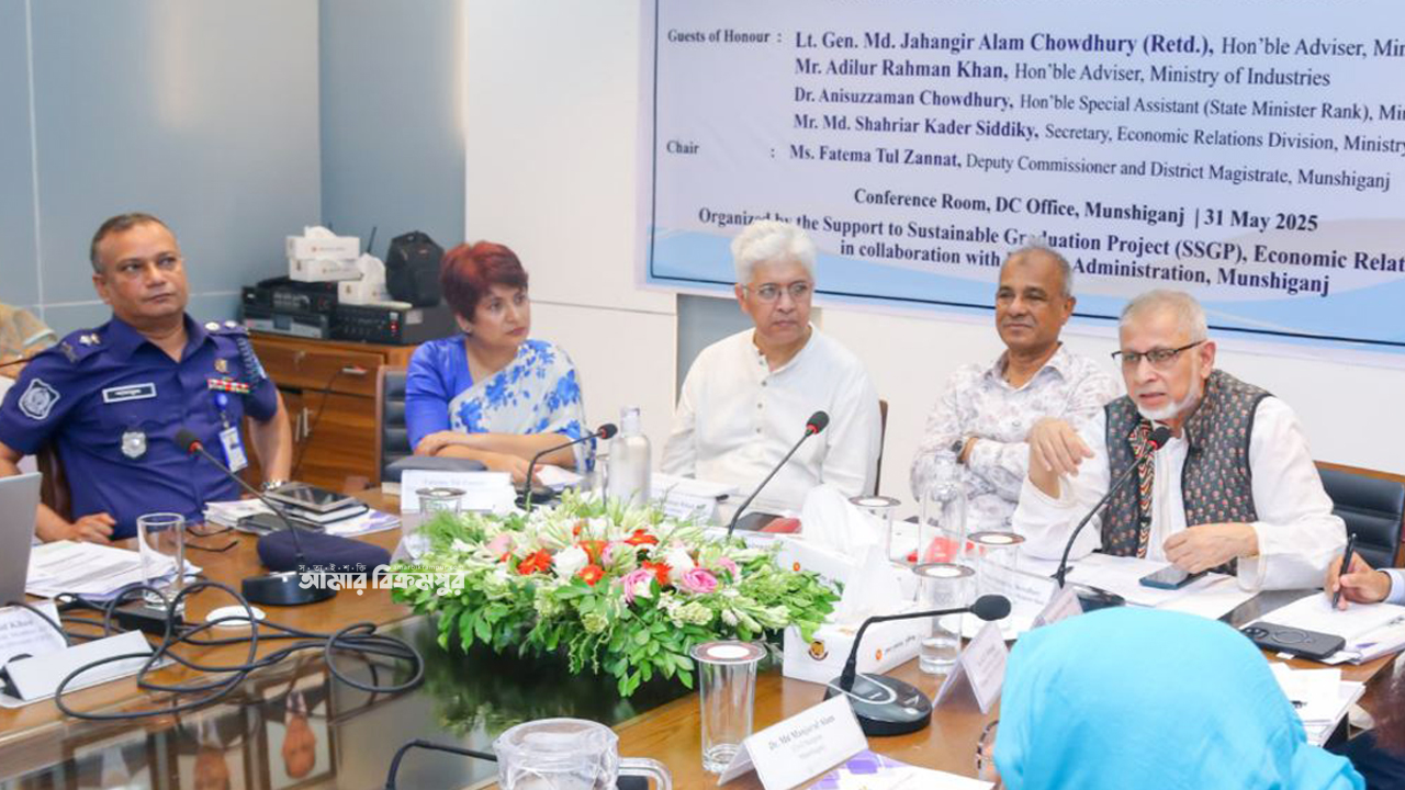 কৃষি, শিল্প, পরিবহন নেটওয়ার্ক বৃদ্ধিসহ মুন্সিগঞ্জের নানা সম্ভাবনা রয়েছে বলে মত দুই উপদেষ্টার
