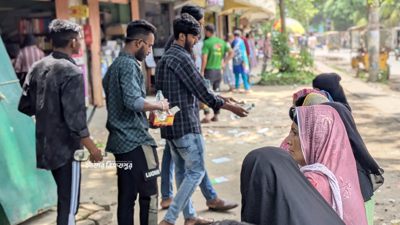 মুন্সিগঞ্জে এইচএসসি পরীক্ষার্থীর অভিভাবকদের মাঝে পানি-স্যালাইন বিতরণ ছাত্রদলের