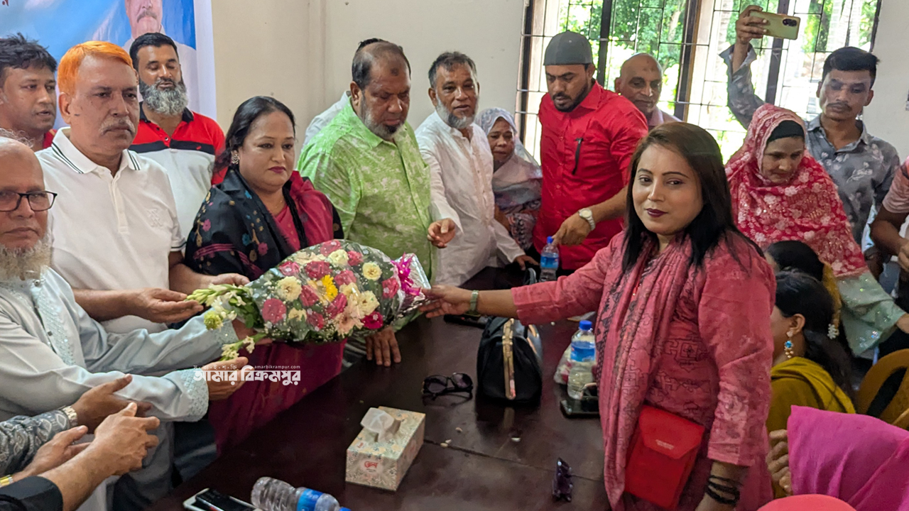 মুন্সিগঞ্জ বিএনপির সদস্য হওয়ায় মহিলা নেত্রী রহিমা শিকদারকে সংবর্ধনা