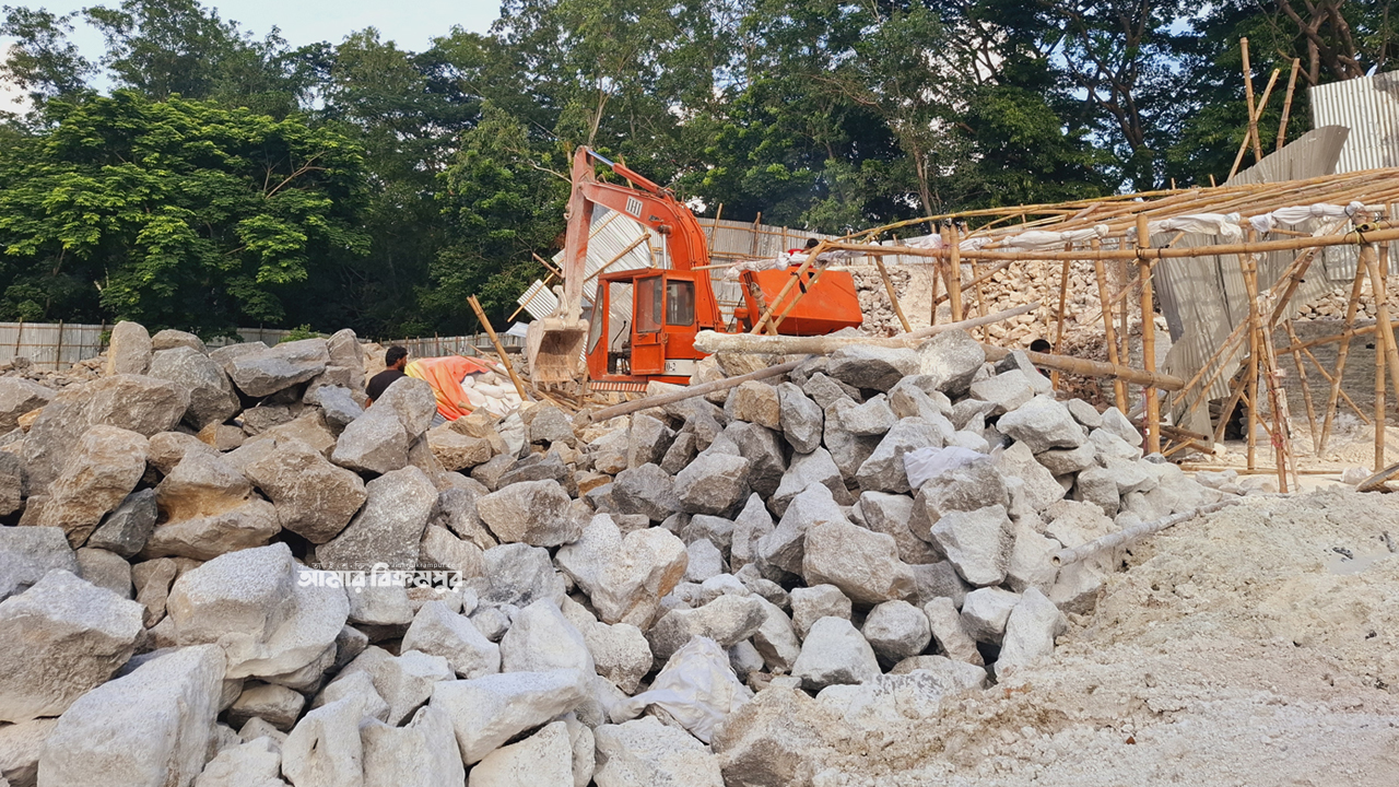 গজারিয়ায় দিনভর অভিযানে দুটি অবৈধ চুনা কারখানা গুঁড়িয়ে দিল তিতাস