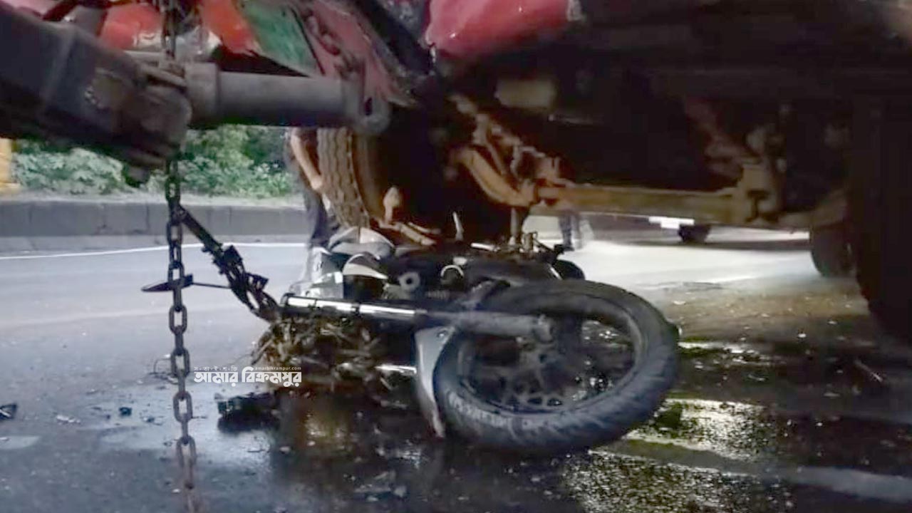 ঢাকা-চট্রগ্রাম মহাসড়কে পেছন থেকে বাসের ধাক্কায় প্রাণ গেছে দুইজনের