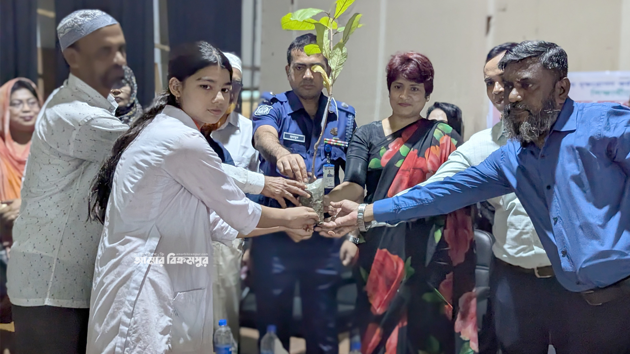 মুন্সিগঞ্জে শিক্ষার্থীদের মাঝে দুই শতাধিক ফলজ গাছের চারা বিতরণ