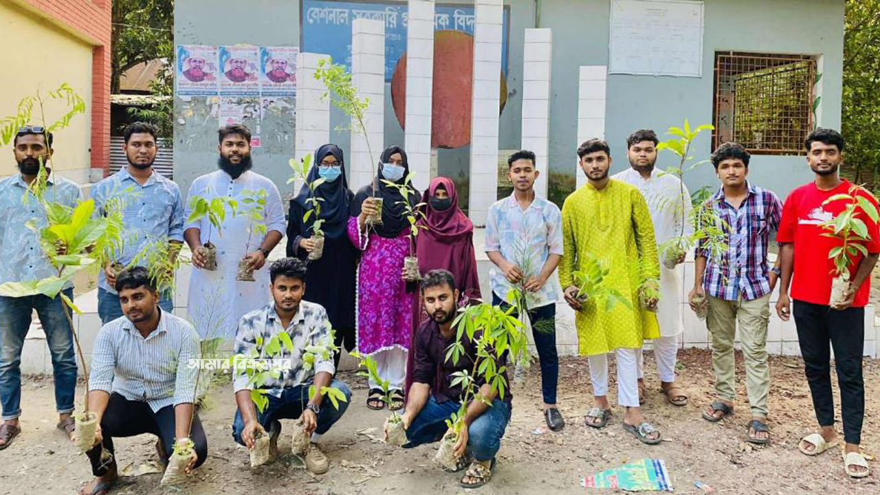 জুলাই শহীদ ও আহতদের স্মরণে মুন্সিগঞ্জ বৈষম্যবিরোধী ছাত্র আন্দোলনের বৃক্ষরোপণ-দোয়া