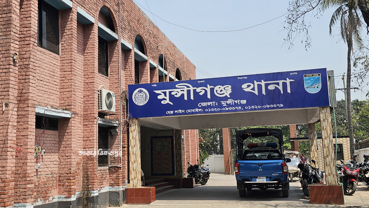 মুন্সিগঞ্জে প্রবাসীকে বাড়ি থেকে তুলে নেয়ার চেষ্টা: গণধোলাই, মোটরসাইকেল-গুলি উদ্ধার