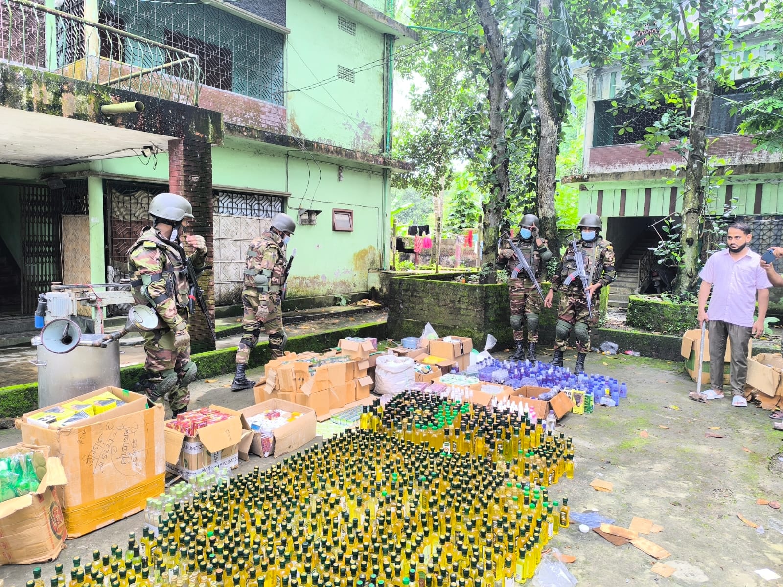 বসতঘরে বসে অলিভ অয়েল-বিউটি ক্রিমসহ ৫০টি কসমেটিকস বানাচ্ছিলেন যুবক, ধরলো সেনাবাহিনী