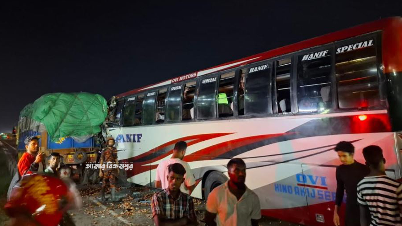 মাওয়া এক্সপ্রেসওয়ের মুন্সিগঞ্জে ট্রাকে বাসের ধাক্কায় প্রাণ গেছে একজনের