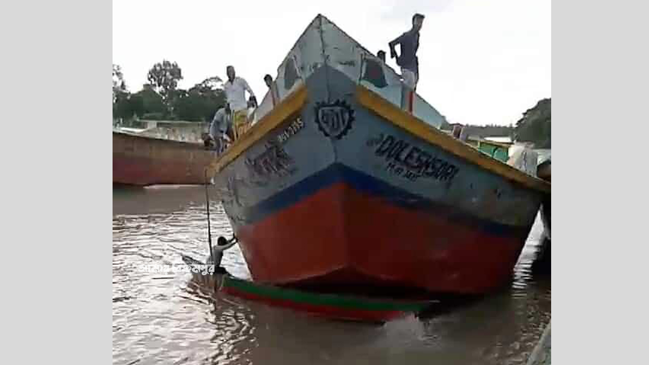মুন্সিগঞ্জে ধাক্কায় ট্রলার ডুবে মাঝি নিখোঁজ, বাল্কহেডসহ আটক ৪