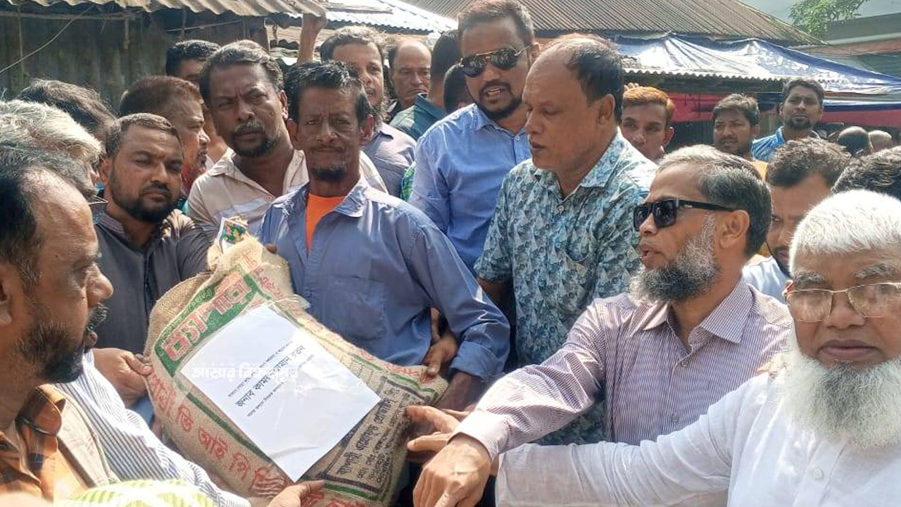 অগ্নিকাণ্ডে ক্ষতিগ্রস্থ ক্ষুদ্র ব্যবসায়ীদের ৪ লাখ টাকার অর্থ সহায়তা কামরুজ্জামান রতনের