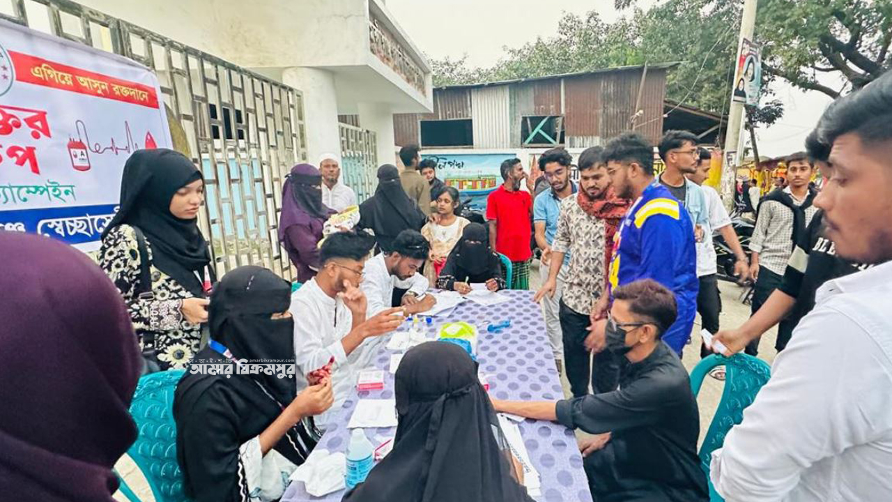 মুন্সিগঞ্জ লঞ্চঘাটে ৩’শ মানুষের মাঝে রক্তের গ্রুপ নির্ণয় ক্যাম্প