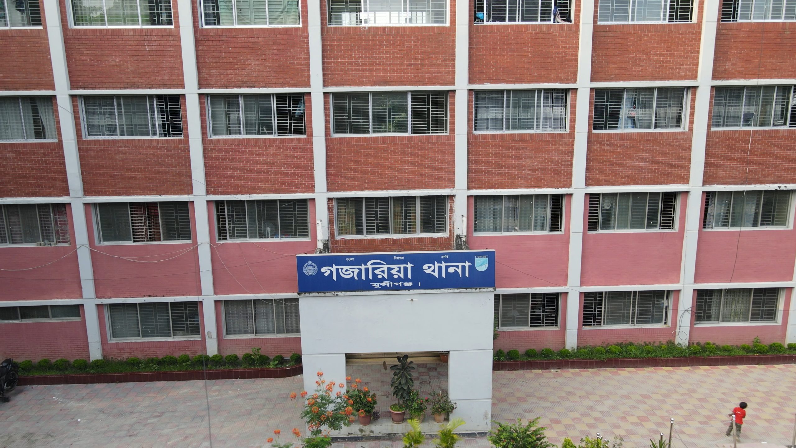 মুন্সিগঞ্জ: রাতে স্বামীর সাথে ঘুমিয়ে ছিলেন, ভোরে ঝুলতে দেখা গেল সিলিং ফ্যানের সাথে