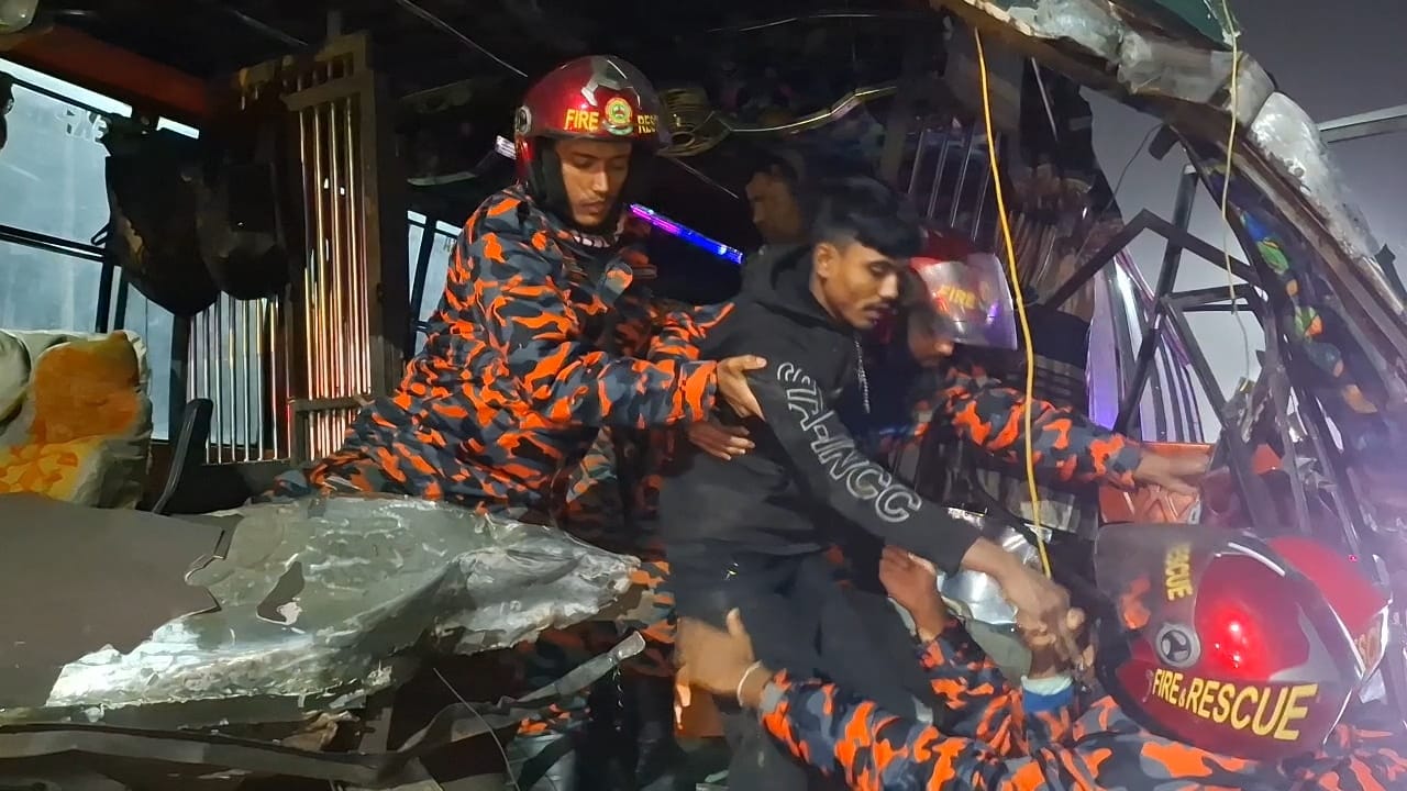 মাওয়া এক্সপ্রেসওয়েতে বাস-ট্রাক সংঘর্ষ: আহত ৬, আটকা পড়া অর্ধশত যাত্রীকে উদ্ধার