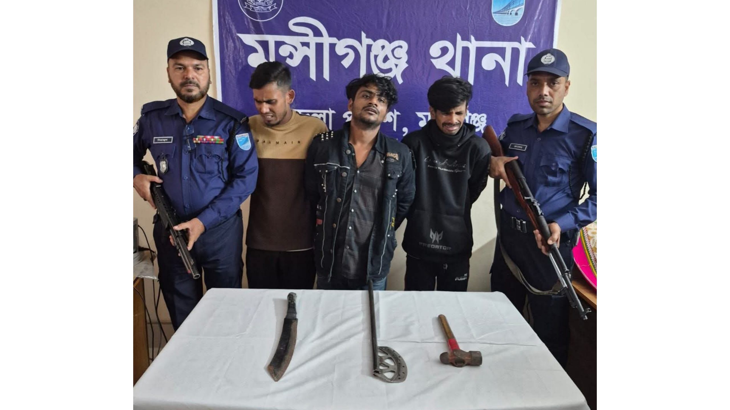 মুন্সিগঞ্জে ডাকাতি করতে গিয়ে দেশীয় অস্ত্র নিয়ে ধরা শ্রমিক লীগ নেতাসহ ৩ জন